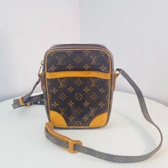 Vintage Louis Vuitton Monogram Crossbody Bag – Iconic Canvas, Timeless Luxury - Picture 4 of 17